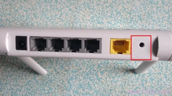 360路由器管理密码忘记了怎么办？重置路由器至出厂设置，使用默认密码登录后再修改。