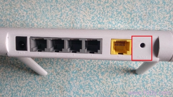 360路由器管理密码忘了，可以尝试通过路由器背面标签找回默认密码或重置路由器恢复出厂设置。