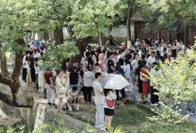 年轻人组团“攻占”公园相亲角寻缘分-路由网